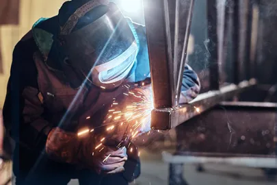 Soldador trabajando en taller de Industrias VICPE en Hermosillo Sonora